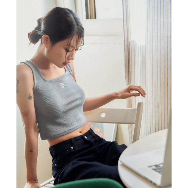 春季預訂｜MUAHMUAH LOGO SLIM FIT KNIT SLEEVELESS