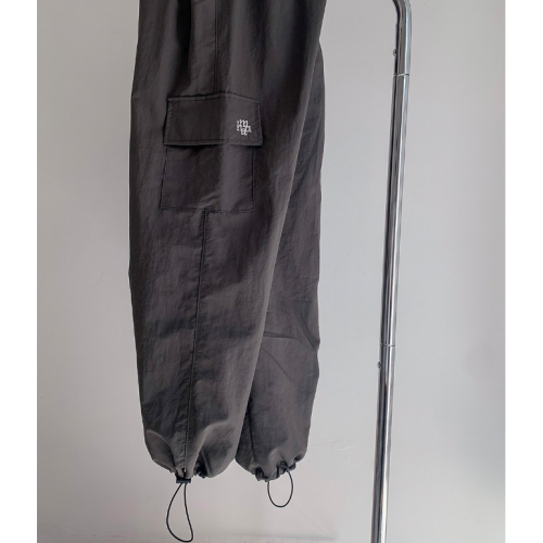 春季預訂｜MUAHMUAH ONE POCKET CARGO WIDE BANDING PANTS