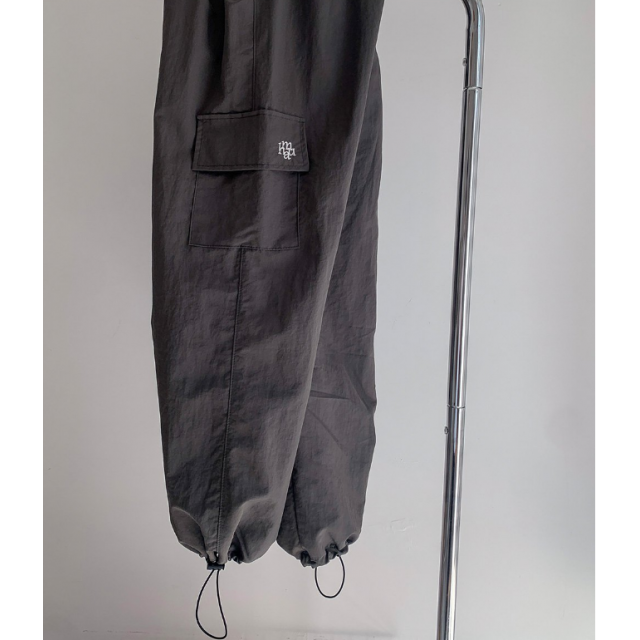 春季預訂|MUAHMUAH ONE POCKET CARGO WIDE BANDING PANTS 春季預訂|MUAHMUAH ONE POCKET CARGO WIDE BANDING PANTS
