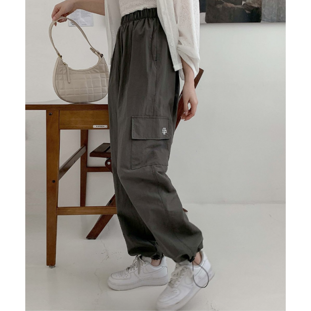 春季預訂|MUAHMUAH ONE POCKET CARGO WIDE BANDING PANTS 春季預訂|MUAHMUAH ONE POCKET CARGO WIDE BANDING PANTS